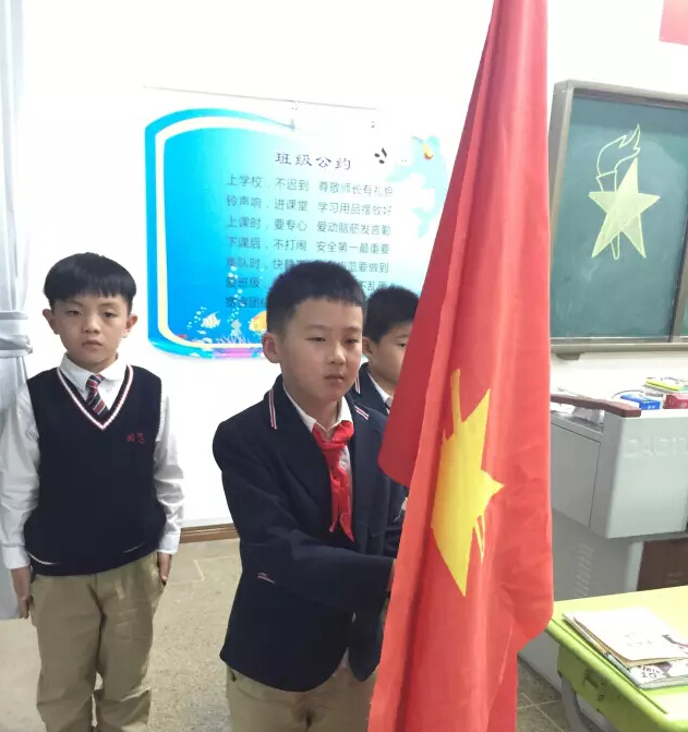 領(lǐng)巾飄揚心向黨，小小隊員來競選！